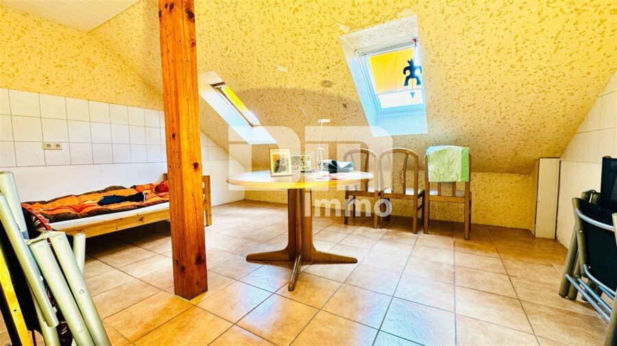 Umfangreich saniertes Zwei- bis Dreifamilienhaus mit Doppelgarage + Carport in idyllischer Lage - DG Küche WE3